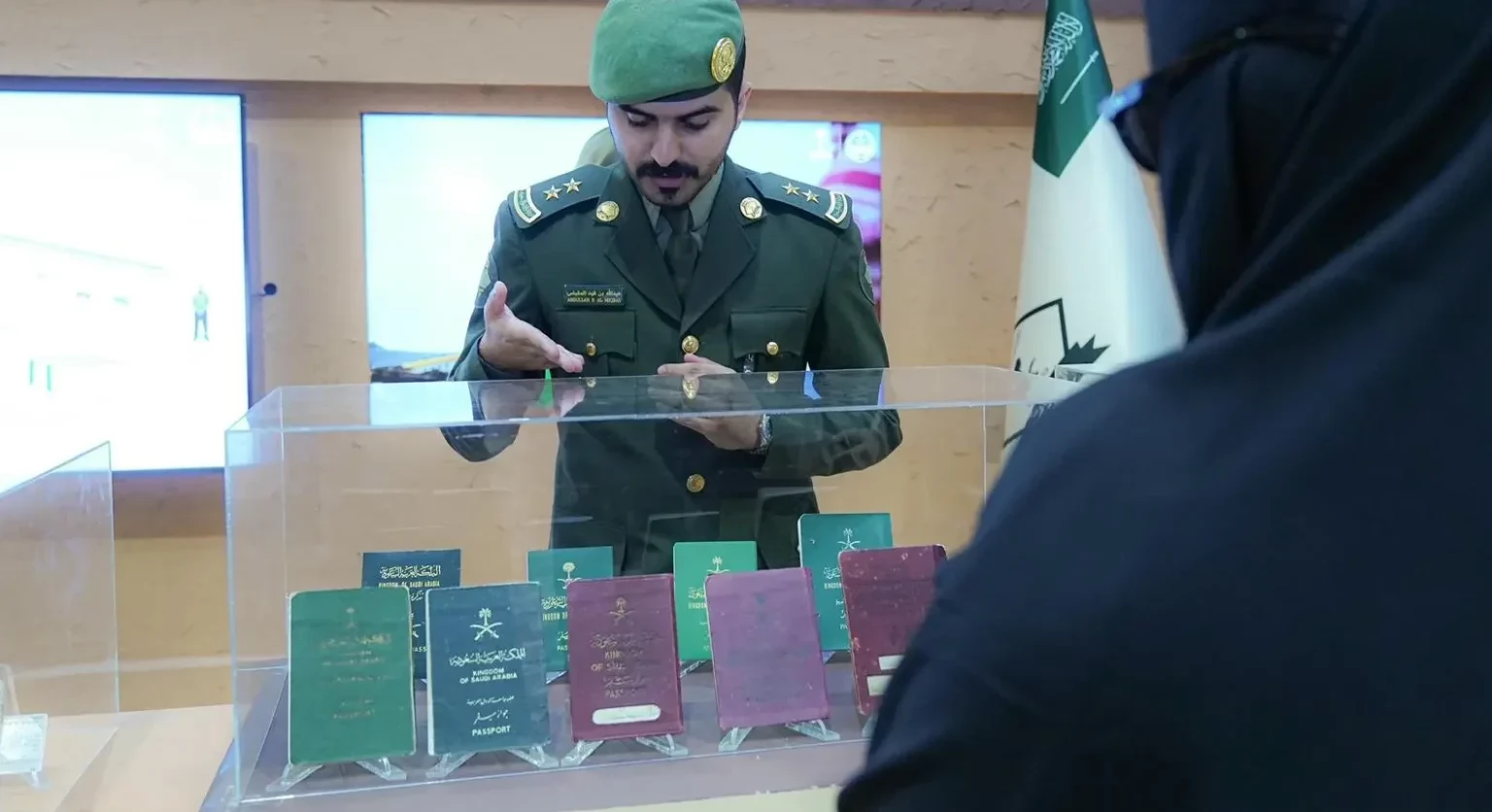 “الجوازات” تستعرض إصدارات وثائق السفر التاريخية في مهرجان الملك عبدالعزيز للإبل