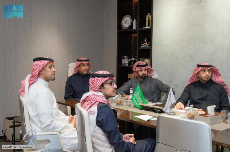 وزير الصناعة والثروة المعدنية يعقد اجتماعًا مع الملحقين التجاريين للمملكة في الخارج