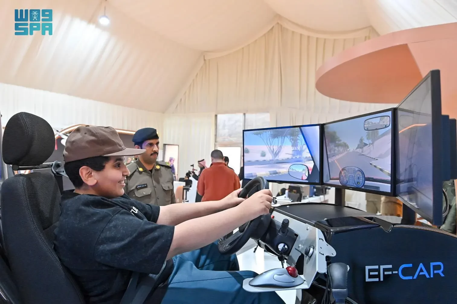 المرور يتيح لزوّار مهرجان الإبل تجربة القيادة الآمنة عبر جهاز محاكاة