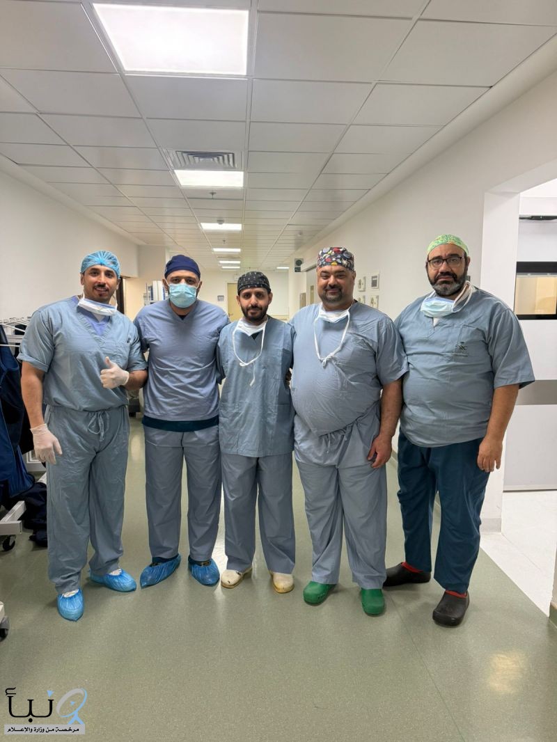 فريق طبي بمستشفى الإيمان العام يُجري عملية تلبيس مفصل الركبة بنجاح