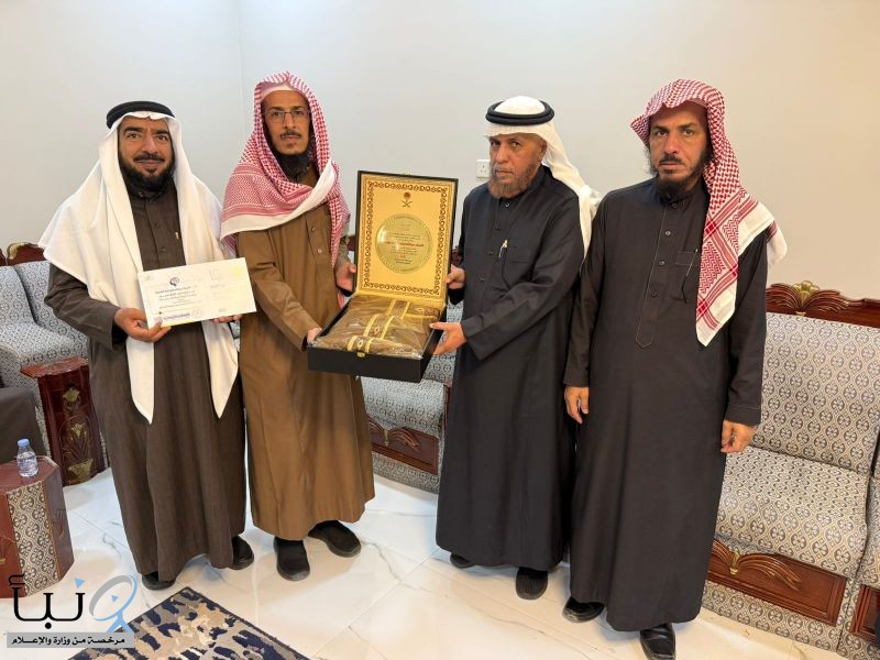 مدرسة النويعمة الابتدائية تكرّم  عبدالله الحنابجة بمناسبة تقاعده بعد 40 عاماً من العطاء