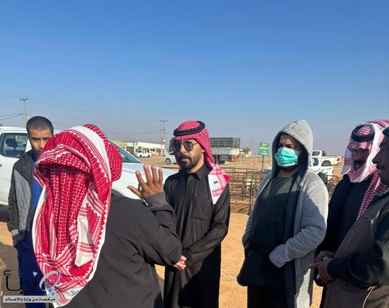 مدير مكتب وزارة البيئة والمياه والزراعة بمحافظة طريف يتفقد سوق الأغنام بالمحافظة .