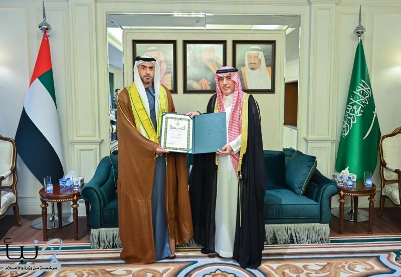 إنفاذًا لأمر خادم الحرمين الشريفين.. سفير المملكة لدى الإمارات يُقلّد الشيخ نهيان بن سيف آل نهيان وشاح الملك عبدالعزيز من الطبقة الثانية