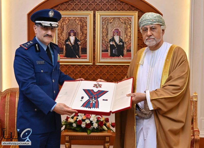 سلطان عُمان يمنح قائد القوات الجوية السعودية وسام عُمان العسكري من الدرجة الثانية سلطان عُمان يمنح قائد القوات الجوية السعودية وسام عُمان العسكري من الدرجة الثانية