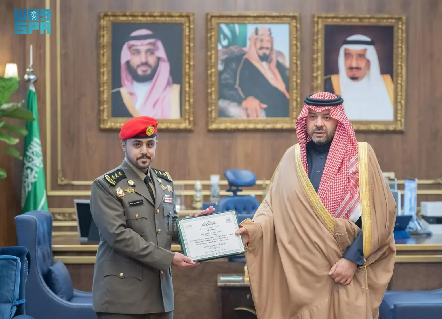 أمير الحدود الشمالية يلتقي ضابطًا مُنِح وسام الملك عبدالعزيز