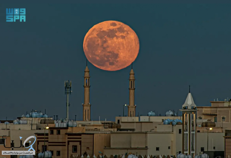 ظهور قمر الذئب في سماء الحدود الشمالية