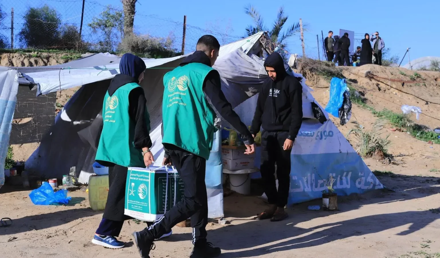 مركز الملك سلمان للإغاثة يوزع ملابس شتوية وينظم فعاليات ترفيهية لأطفال غزة