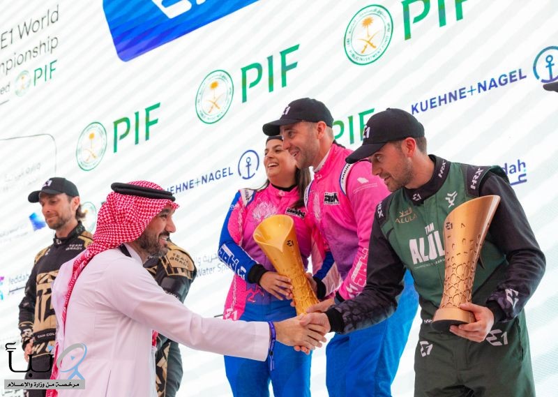 وزير الرياضة يتوج فريق “أوكي ريسينغ تيم” بلقب الجولة الأولى من بطولة العالم للقوارب الكهربائية السريعة E1 لعام 2026