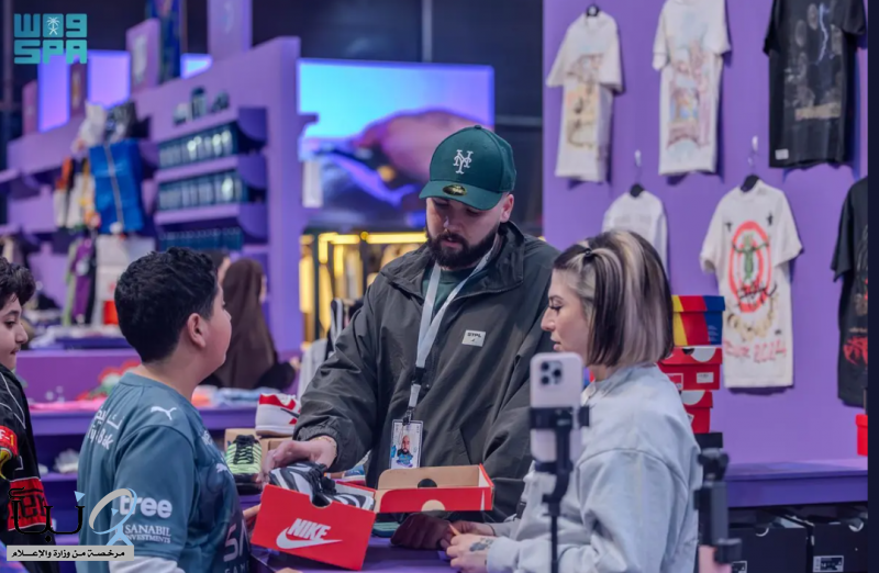 “سنيكر كون السعودية 2026” يقدم عروضًا فنية في الرسم التجريدي والجداريات