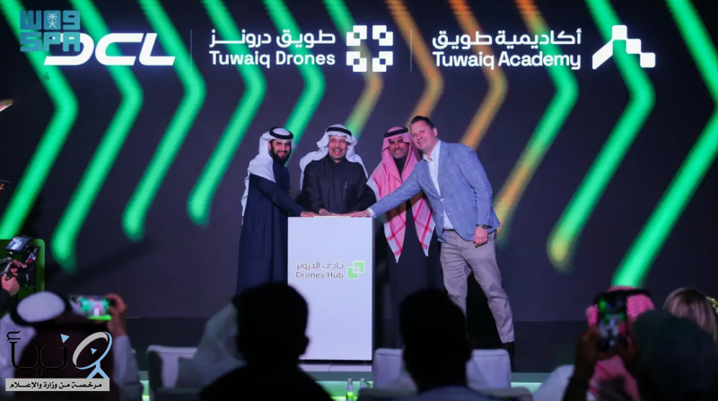 وزير الاستثمار يدشّن نادي الدرونز في أكاديمية طويق