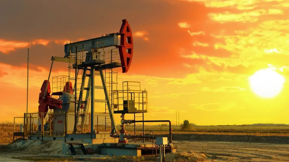 أسعار النفط تنخفض بنحو 3 بالمئة عند التسوية