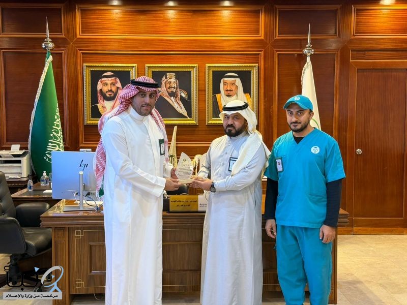 تكريم الموظف “متعب بن معارك العنزي” بجائزة “الموظف الكفو”