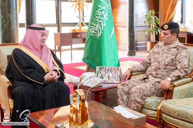 أمير تبوك يستقبل قائد المنطقة الشمالية الغربية