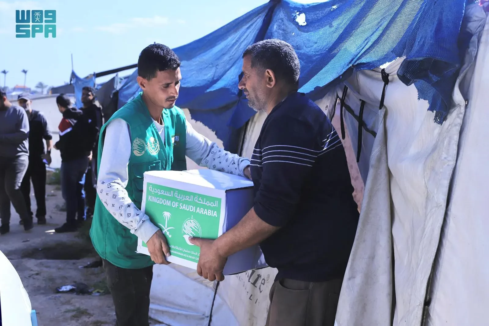 المملكة توزع سلالًا غذائية على الأسر النازحة في مخيمات دير البلح وسط قطاع غزة المملكة توزع سلالًا غذائية على الأسر النازحة في مخيمات دير البلح وسط قطاع غزة