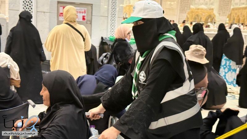 "فتيات الكشافة" يسهمن في خدمة المعتمرين بالحرم المكي ضمن معسكر الخدمة العامة الرمضاني ويجسدن تمكين المرأة السعودية في ميادين العمل التطوعي