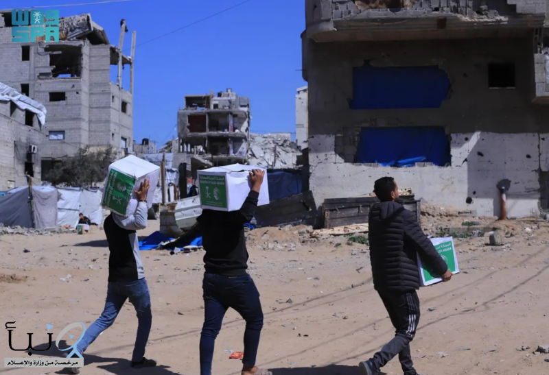 مركز الملك سلمان للاغاثة يوزّع سلالًا غذائية على الأسر النازحة في مخيمات شمال قطاع غزة