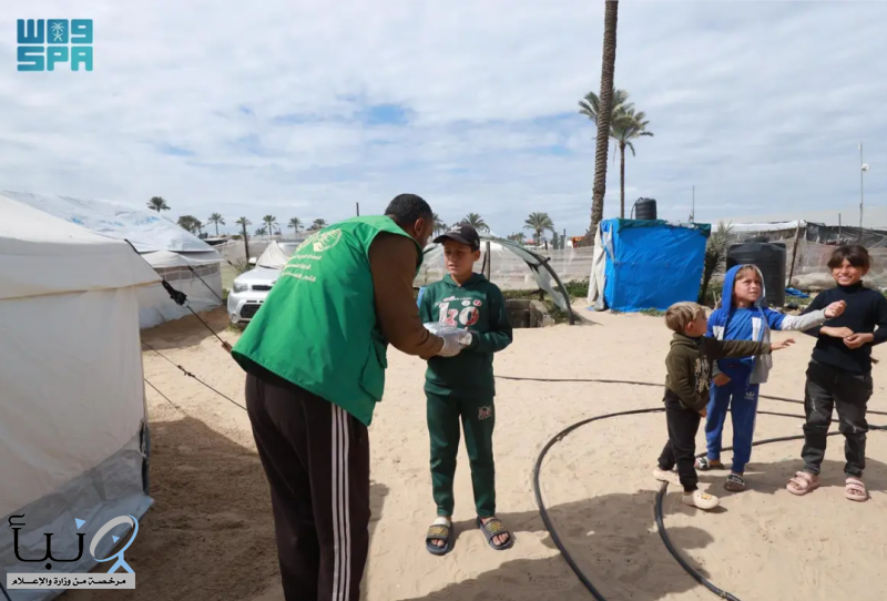 مركز الملك سلمان للإغاثة يواصل توزيع الوجبات الغذائية الساخنة على النازحين في قطاع غزة مركز الملك سلمان للإغاثة يواصل توزيع الوجبات الغذائية الساخنة على النازحين في قطاع غزة