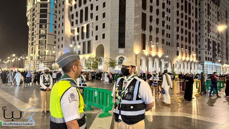 الكشافة يشاركون بفاعلية في تنظيم حركة المصلين والزوار حول المسجد النبوي ضمن معسكر الخدمة العامة بالمدينة المنورة