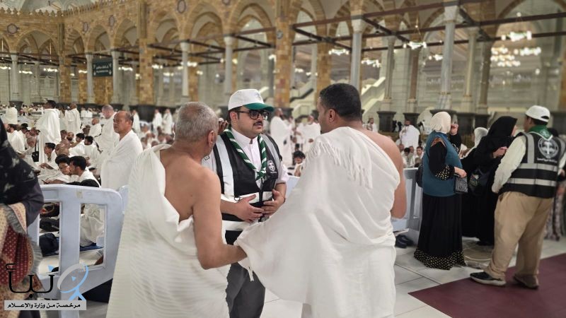 قائد كشفي يُعيد الطمأنينة لمعتمر عند الكعبة