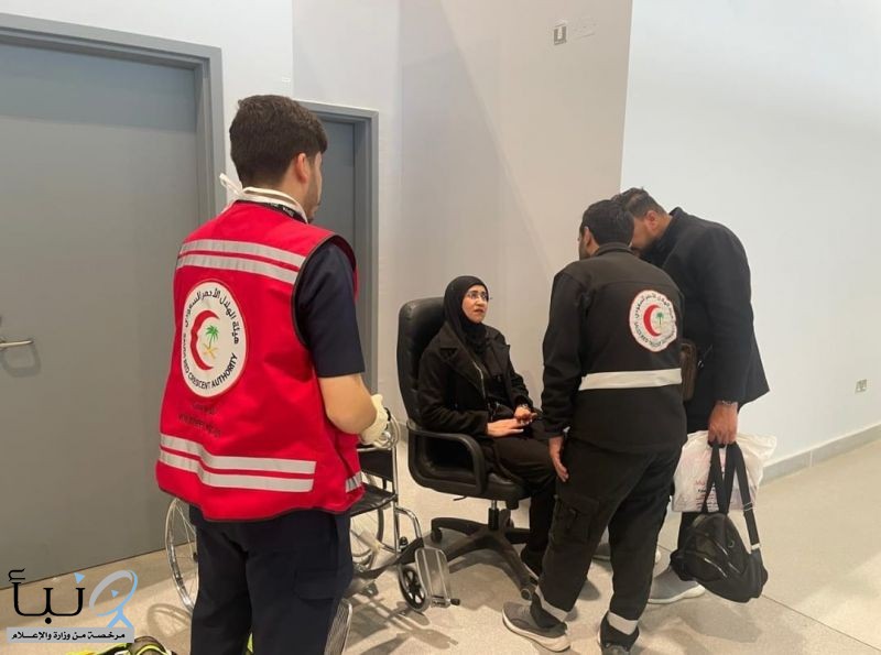 يواصل فرع هيئة الهلال الأحمر السعودي بمنطقة الحدود الشمالية لليوم الرابع على التوالي نقل المرضى إسعافياً من مطار عرعر إلى ‎#منفذ_جديدة_عرعر، وتقديم الخدمات التطوعية ضمن جهود تسهيل عودة العراقيين العالقين بكل يُسر وأمان .