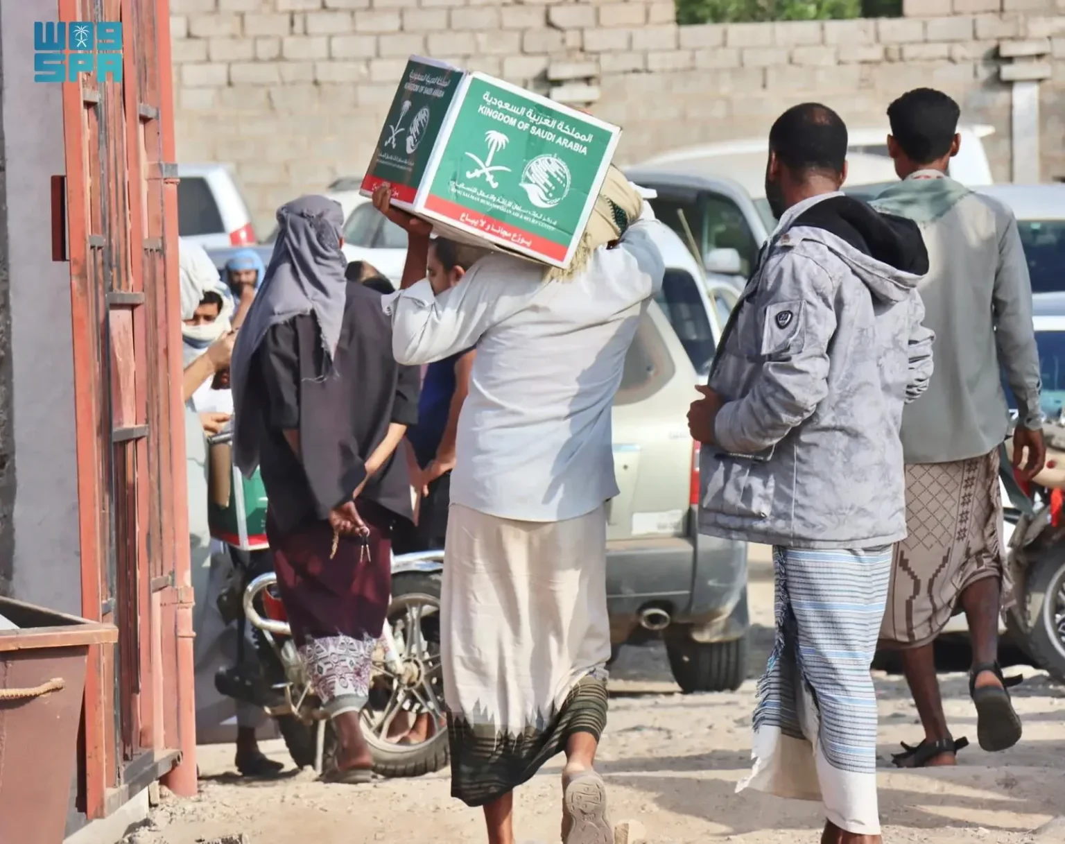 توزيع 221 سلة غذائية في مديرية تبن بمحافظة لحج اليمنية