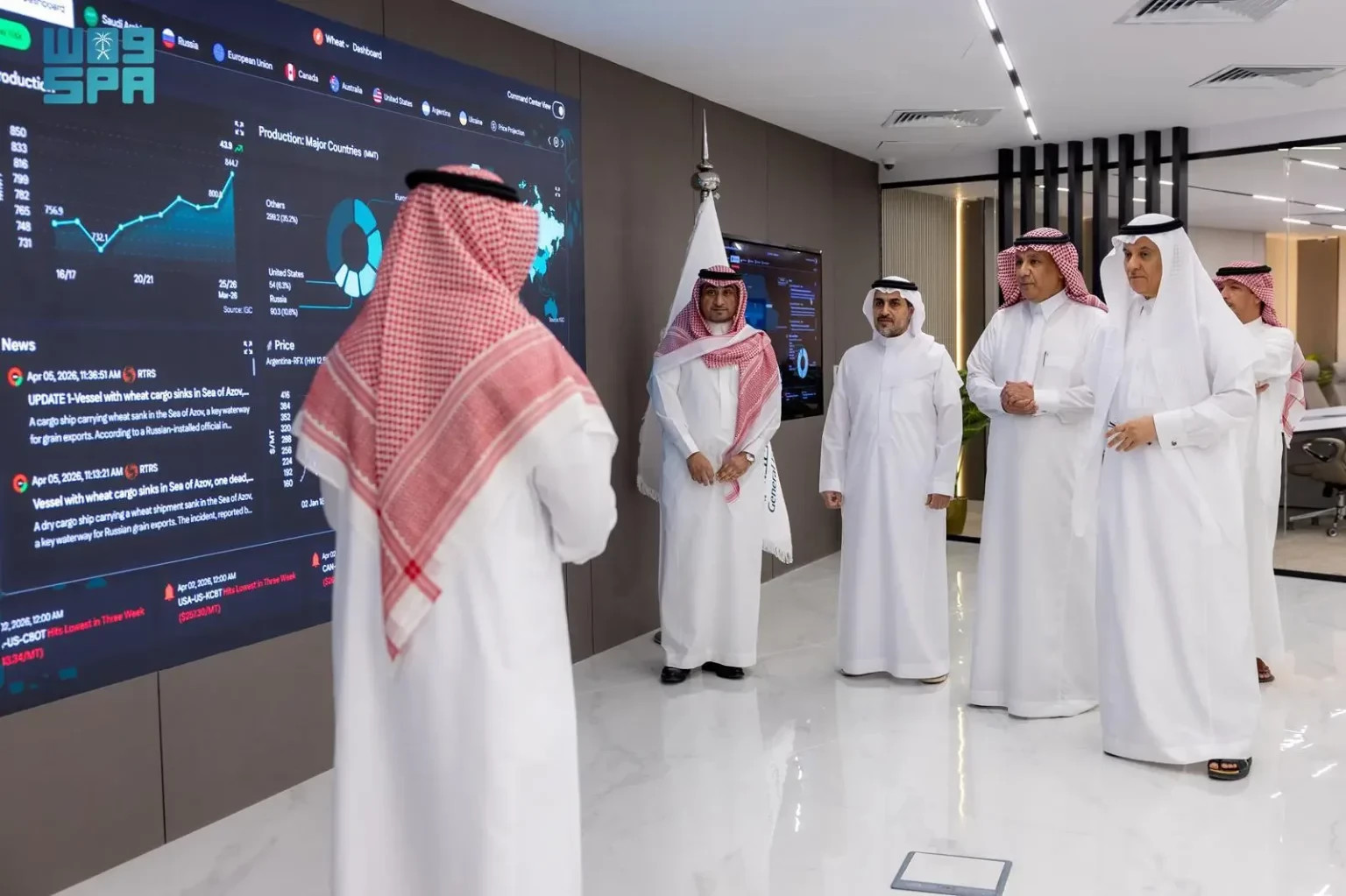 وزير البيئة يتفقد مركز الإنذار المبكر لتعزيز الأمن الغذائي ومتابعة المخزونات الاستراتيجية