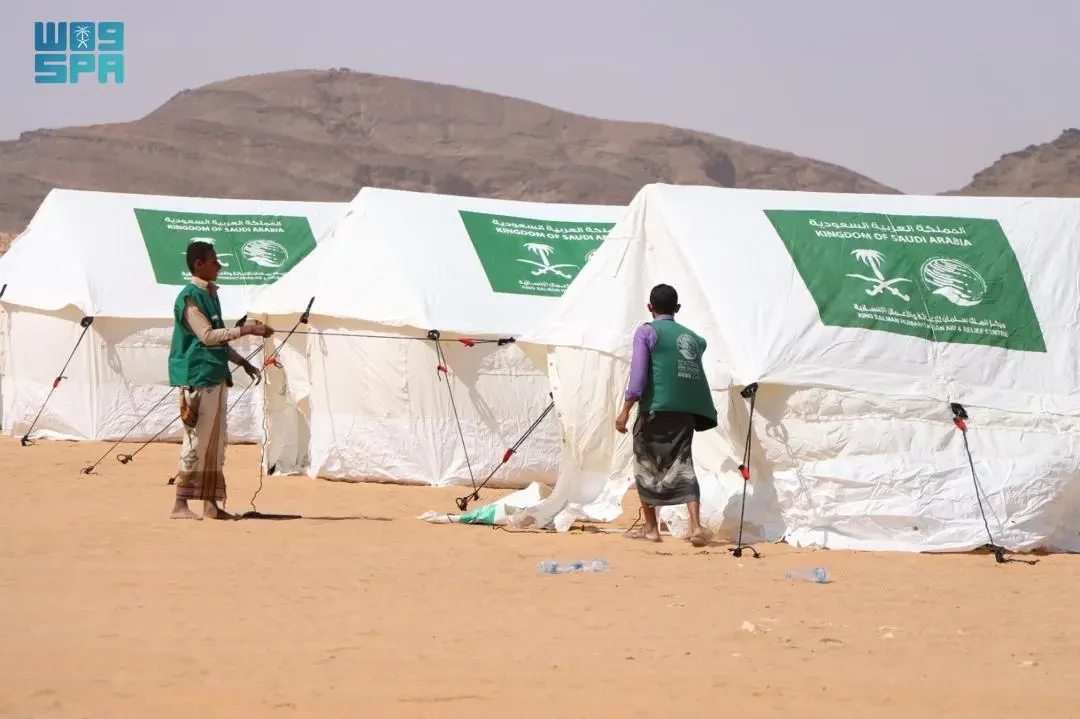 مركز الملك سلمان للإغاثة يوزّع 103 خيام في اليمن