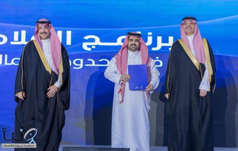 نائب وزير الإعلام يكرّم نواف الموط في «مسار المناطق» بالحدود الشمالية