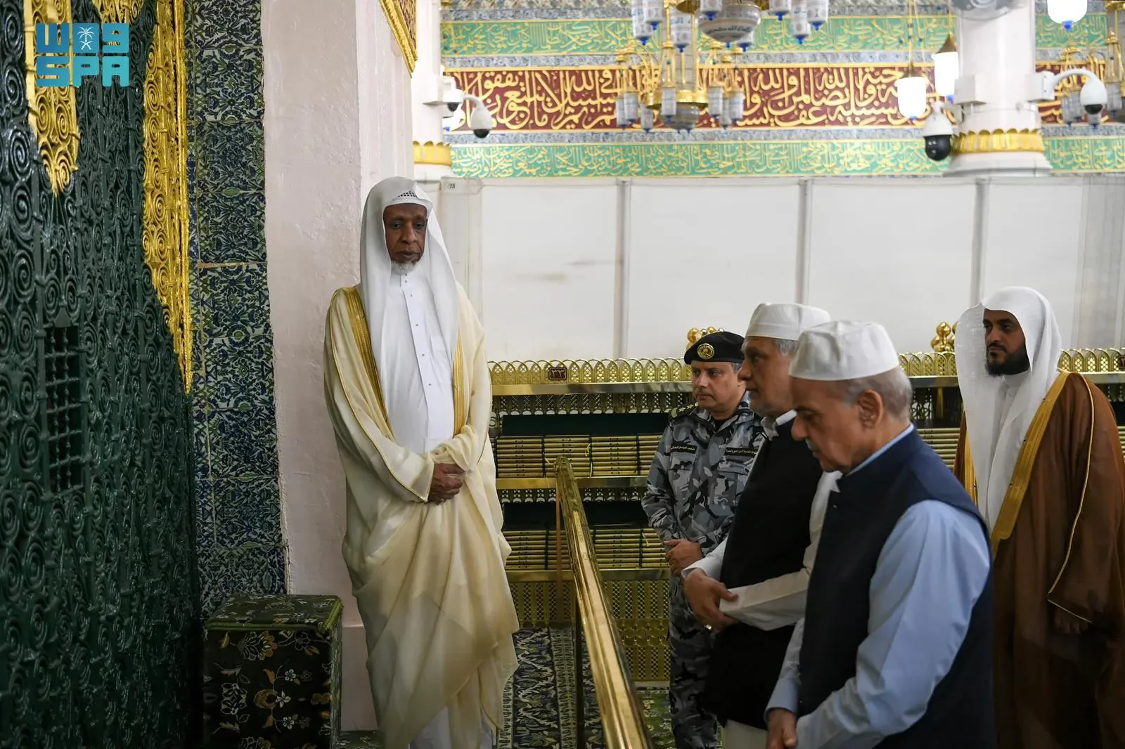 رئيس وزراء باكستان يزور المسجد النبوي ويؤدي الصلاة ويغادر المدينة المنورة