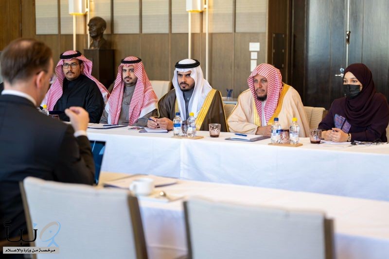 وفد من ديوان المظالم يزور المحكمة الإدارية العليا بجمهورية فنلندا