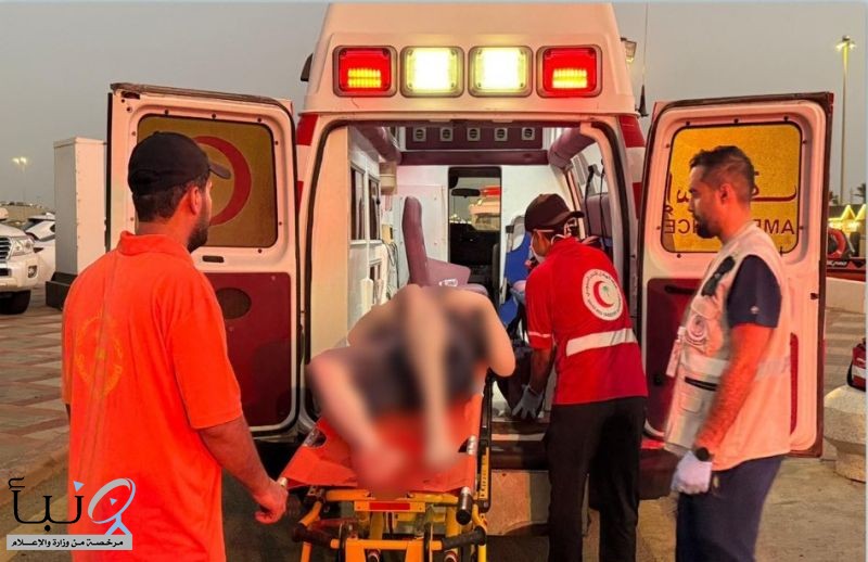 حرس الحدود بعسير ينقذ مواطنًا من الغرق في القحمة