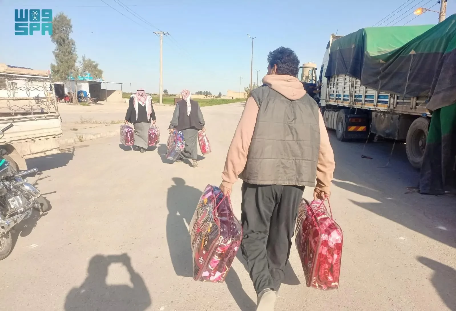 مركز الملك سلمان للإغاثة يوزّع (500) بطانية في محافظة دير الزور بسوريا