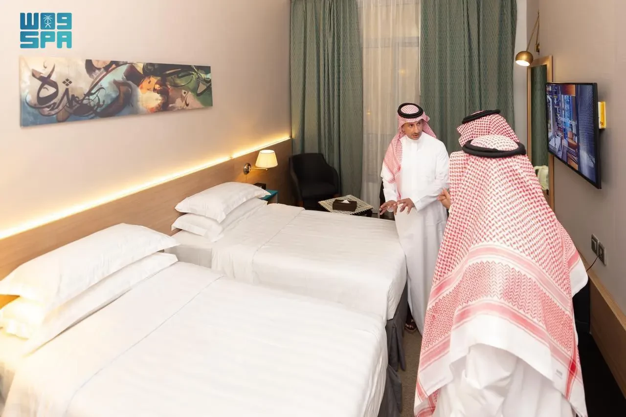 وزير السياحة يتفقد جاهزية مرافق الضيافة في مكة ويعلن رفع الطاقة الاستيعابية لحجاج 1447هـ