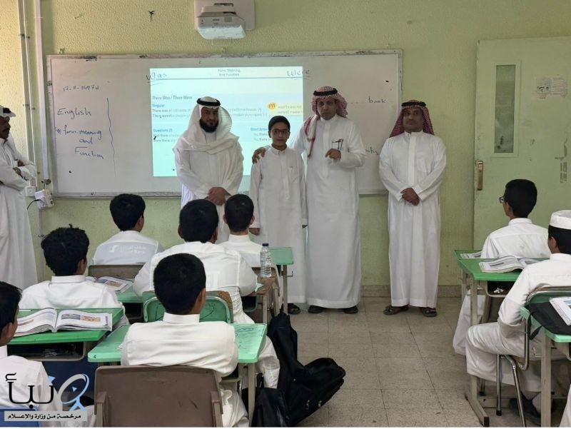 مستشار مدير تعليم الرياض يزور متوسطة السيح بمحافظة الخرج تقديراً لدورها الإنساني تجاه طالبها