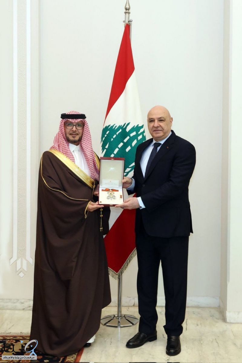 الرئيس اللبناني يقلّد السفير السعودي وليد بخاري وسام الأرز الوطني تقديرًا لجهوده الدبلوماسية