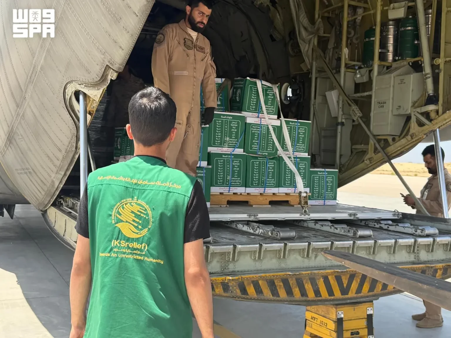 الطائرة الإغاثية السعودية الـ84 تصل إلى العريش محمّلة بمساعدات غذائية لقطاع غزة