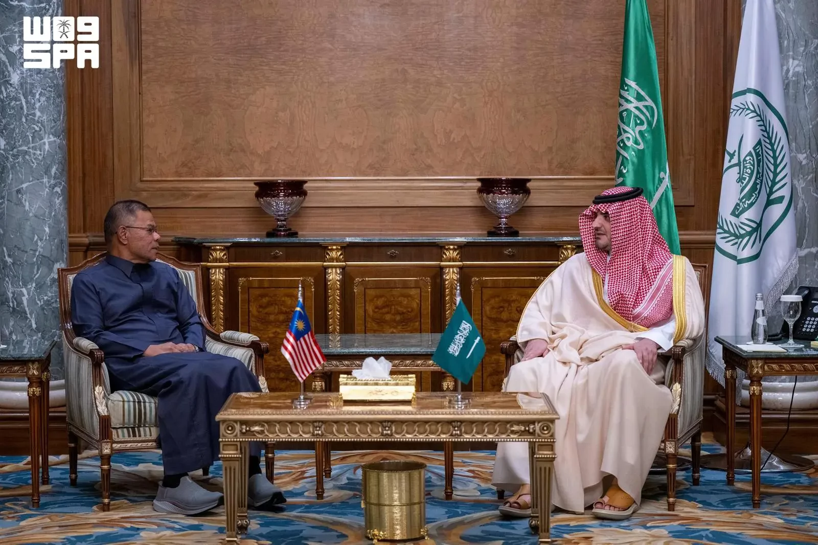 الأمير عبدالعزيز بن سعود وزير الداخلية رئيس لجنة الحج العليا يستقبل وزير الداخلية الماليزي