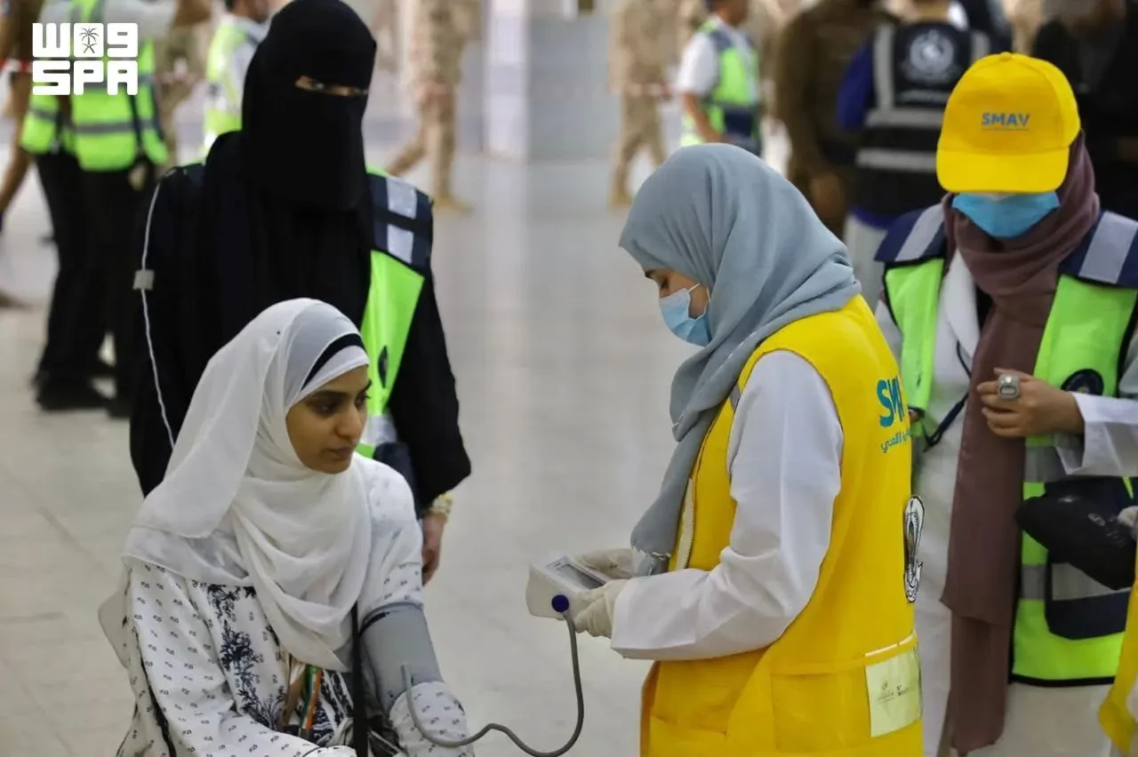 متطوعو وزارة الداخلية يساهمون في خدمة ضيوف الرحمن وتنظيم الحشود