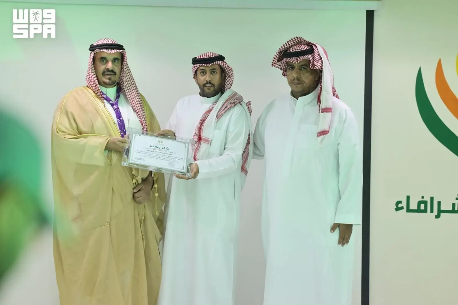 محافظ وادي الدواسر يكرّم المشاركين في معسكرات الخدمة العامة للحج