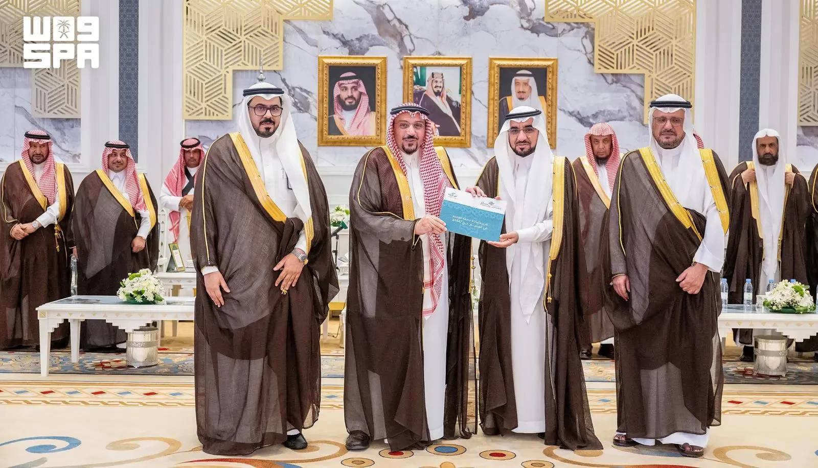 أمير منطقة القصيم يتسلّم تقرير مشاركة جامعة القصيم في موسم حج 1447هـ أمير منطقة القصيم يتسلّم تقرير مشاركة جامعة القصيم في موسم حج 1447هـ