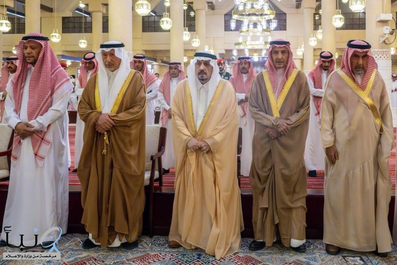 أمير منطقة الرياض يؤدي صلاة الميت على والدة خالد بن مطلق بن خرصان أمير منطقة الرياض يؤدي صلاة الميت على والدة خالد بن مطلق بن خرصان