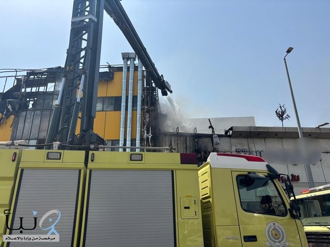 الدفاع المدني بجازان يسيطر على حريق في مبنى تجاري بحي الروضة دون إصابات