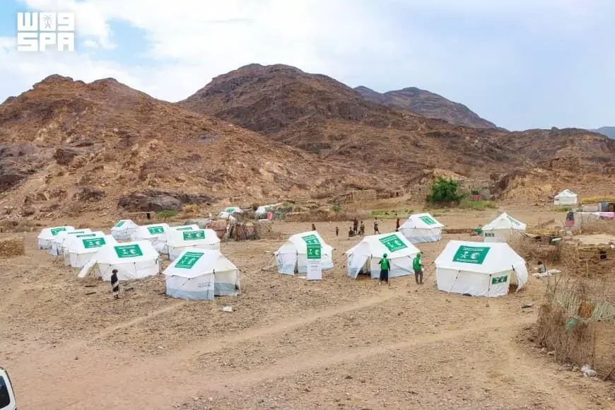 مركز الملك سلمان للإغاثة يوزّع (75) خيمة و(75) حقيبة إيوائية في مديرية حطيب بمحافظة شبوة