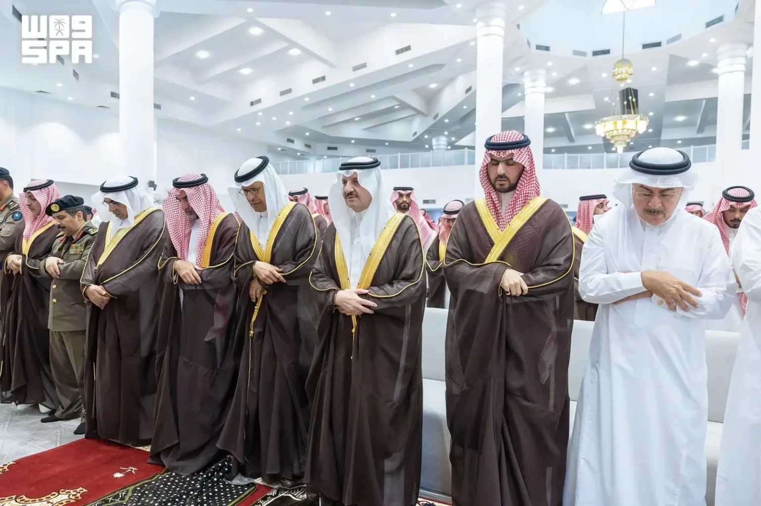 أمير المنطقة الشرقية يؤدي صلاة الميت على شهداء حادث سقوط الطائرة المروحية التابعة لشركة أرامكو