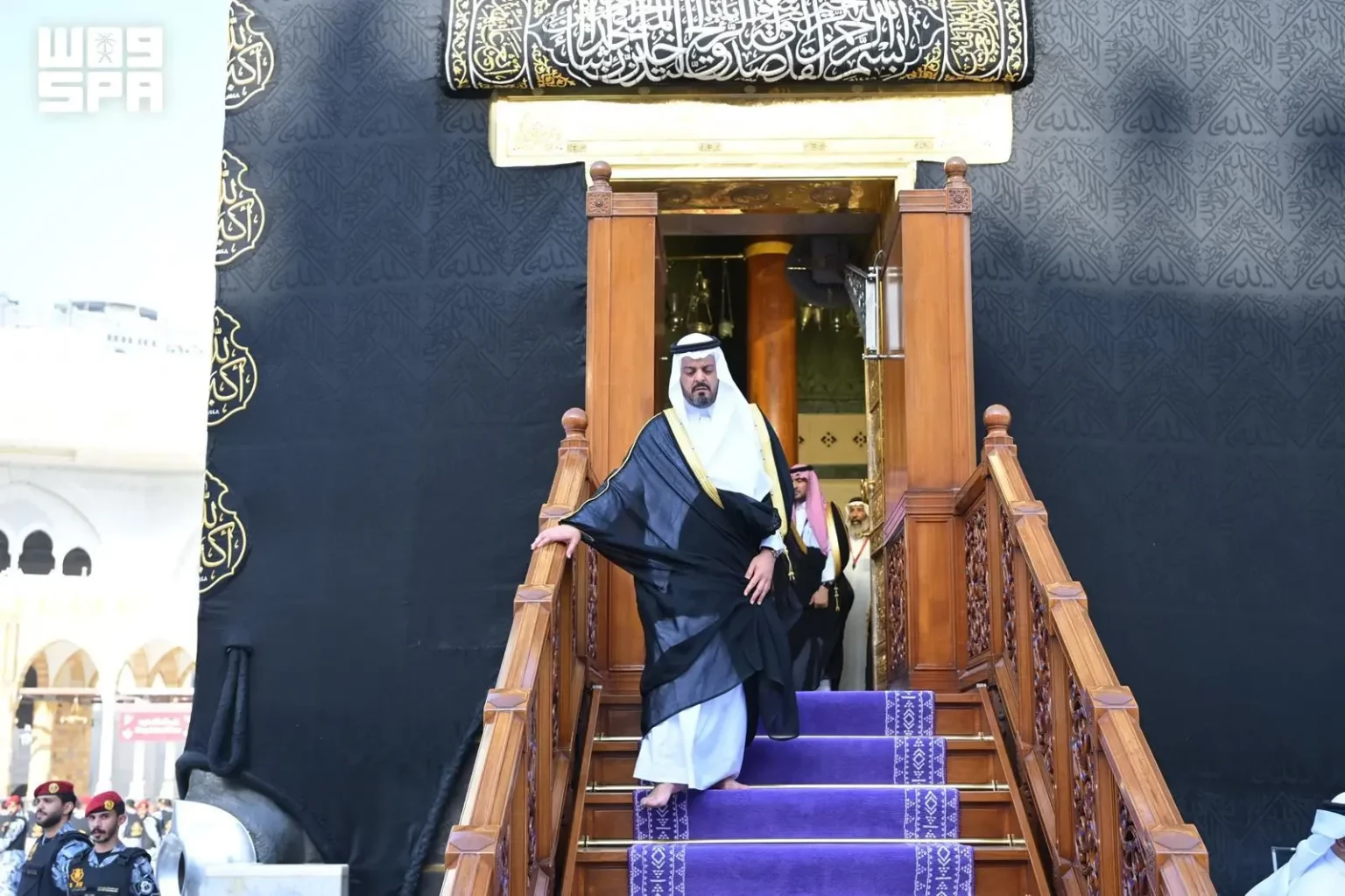 نيابة عن خادم الحرمين الشريفين.. نائب أمير منطقة مكة المكرمة يتشرف بغسل الكعبة نيابة عن خادم الحرمين الشريفين.. نائب أمير منطقة مكة المكرمة يتشرف بغسل الكعبة