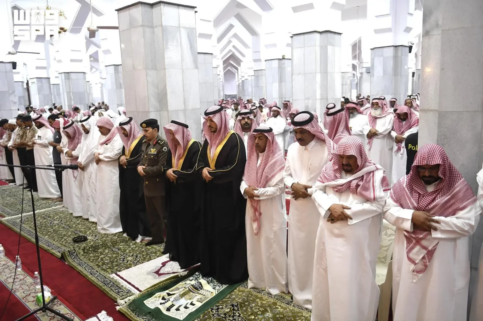 محافظ الطائف يؤدي صلاة الميت على شهيد أرامكو عبدالله الزلفي