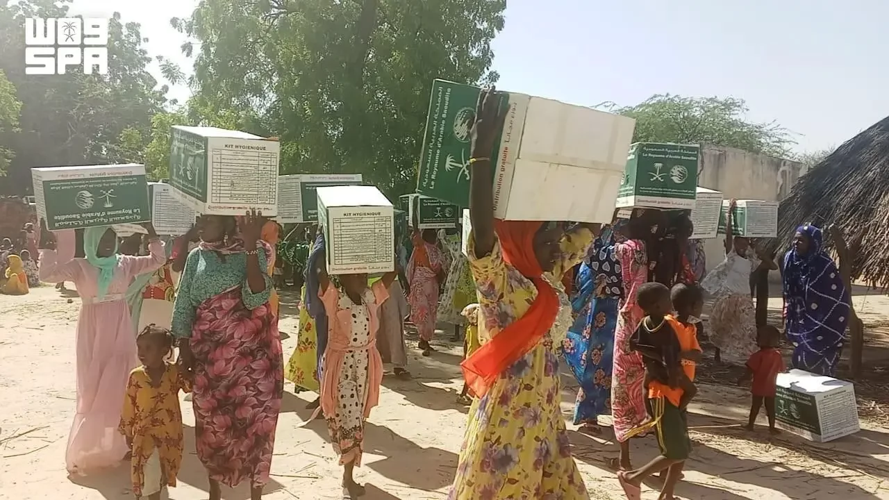 مركز الملك سلمان للإغاثة يوزّع (200) حقيبة للعناية الشخصية بإقليم حجر لميس في تشاد مركز الملك سلمان للإغاثة يوزّع (200) حقيبة للعناية الشخصية بإقليم حجر لميس في تشاد