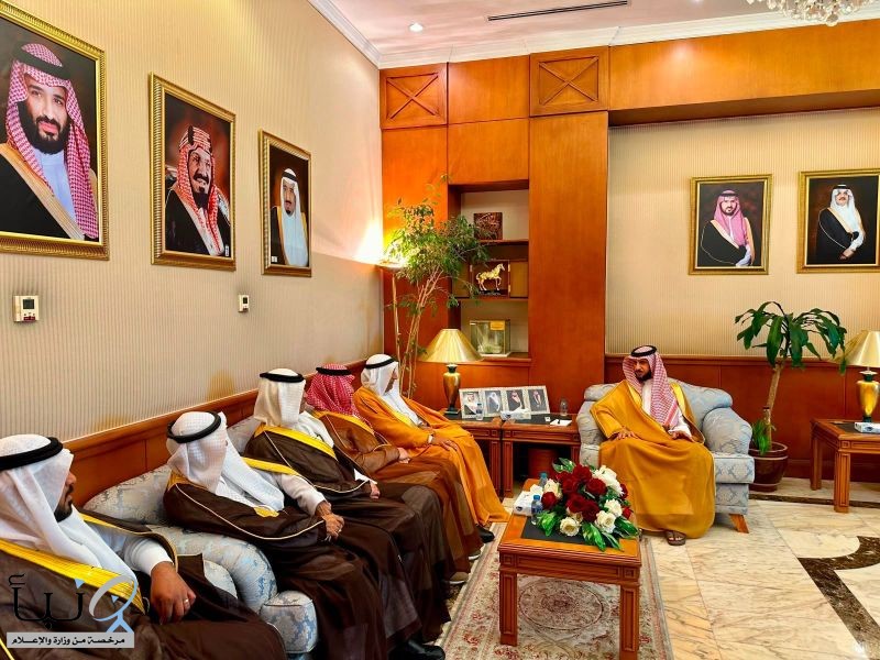 التقى محافظ القطيف الأستاذ عبدالله بن علي السيف، رئيس مجلس إدارة جمعية تاروت الخيرية محمد بن عبد الله سباع، يرافقه أعضاء مجلس الإدارة، وذلك بمناسبة تشكيل المجلس الجديد للجمعية.