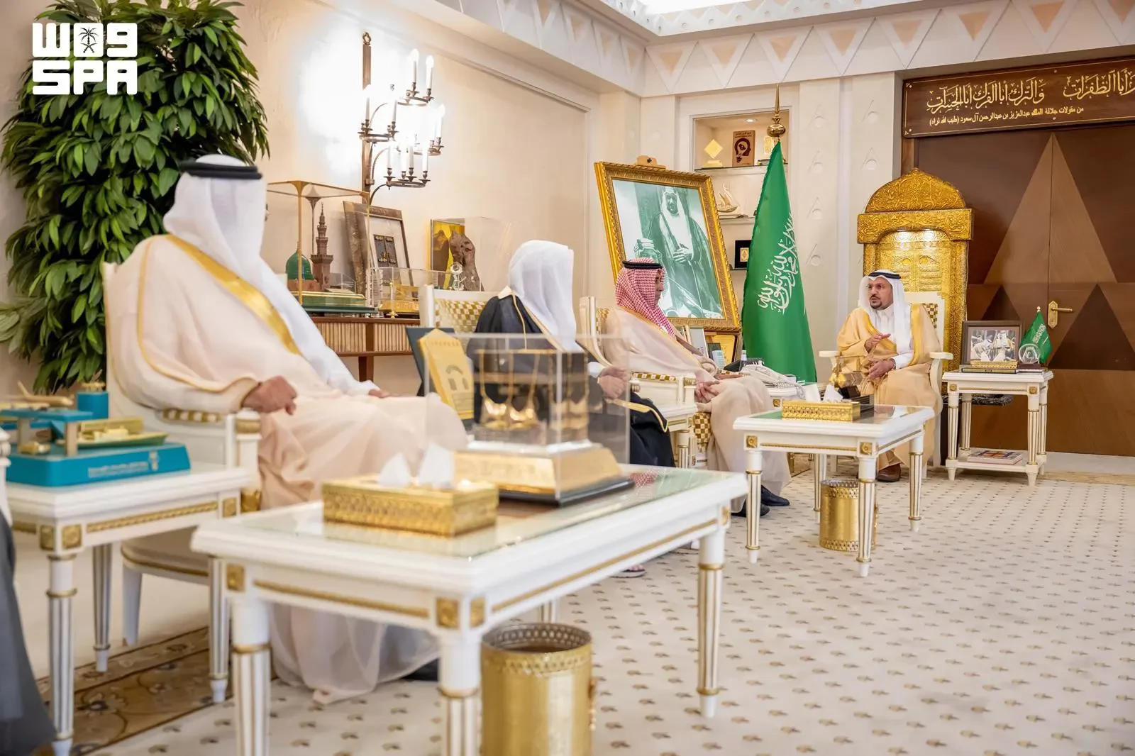 أمير منطقة القصيم يتسلّم التقرير السنوي لجمعية "بدائل" لتأهيل الأحداث والجانحين