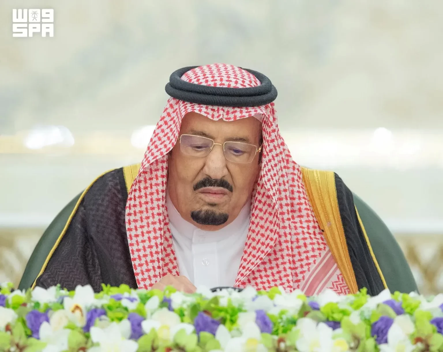 خادم الحرمين الشريفين يرأس جلسة مجلس الوزراء في جدة